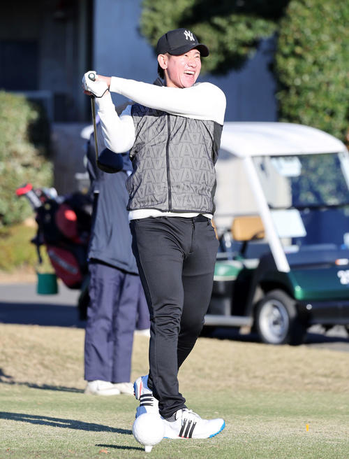 巨人軍納会ゴルフコンペに参加した巨人井上（撮影・鈴木正人）