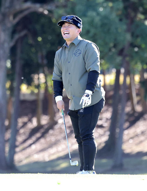 納会ゴルフコンペでショットを外し笑顔を見せる巨人浅野（撮影・鈴木正人）