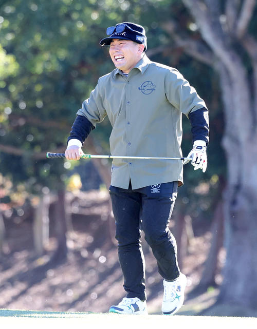 納会ゴルフコンペでショットを外し笑顔を見せる巨人浅野（撮影・鈴木正人）