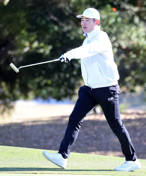 巨人軍納会ゴルフコンペに参加した巨人萩尾（撮影・鈴木正人）