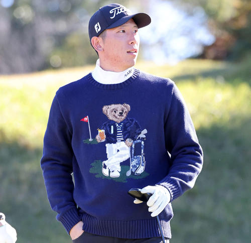 納会ゴルフコンペでティーショットを放ち球の行方を見る巨人戸郷（撮影・鈴木正人）