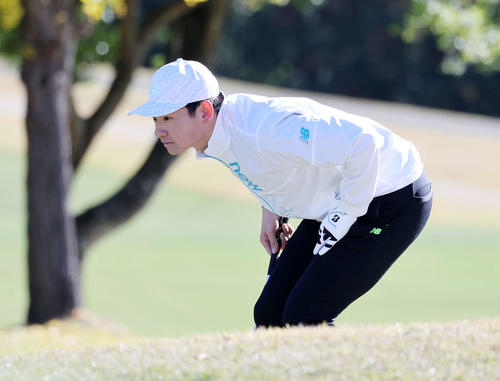 巨人軍納会ゴルフコンペに参加した巨人萩尾（撮影・鈴木正人）