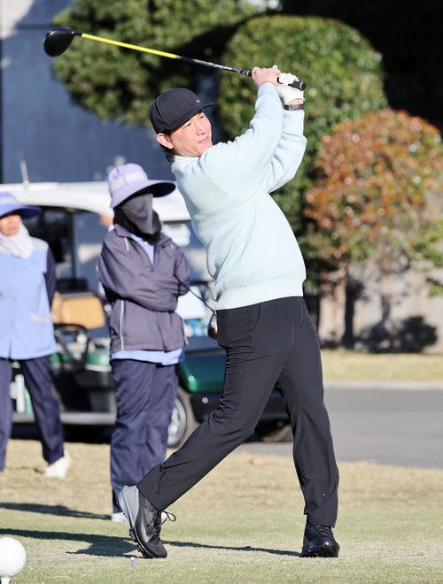 巨人軍納会ゴルフコンペに参加した巨人小林（撮影・鈴木正人）