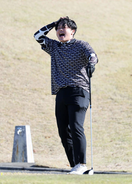 巨人軍納会ゴルフコンペに参加した巨人山瀬（撮影・鈴木正人）