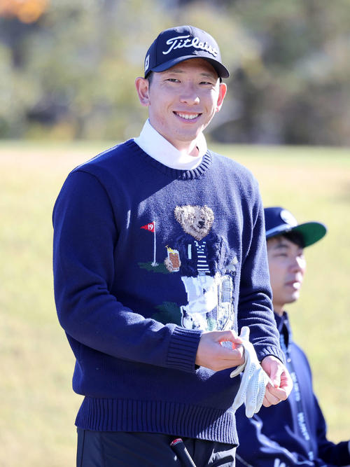 納会ゴルフコンペのティーショット前、笑顔を見せる巨人戸郷（撮影・鈴木正人）