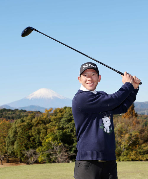 富士山を背に写真に納まる巨人戸郷（撮影・鈴木正人）