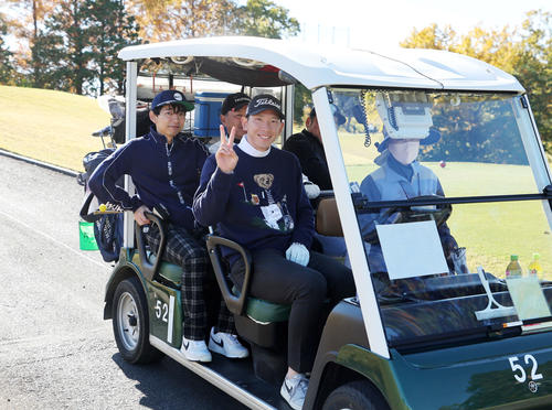 納会ゴルフコンペに参加した巨人戸郷（撮影・鈴木正人）