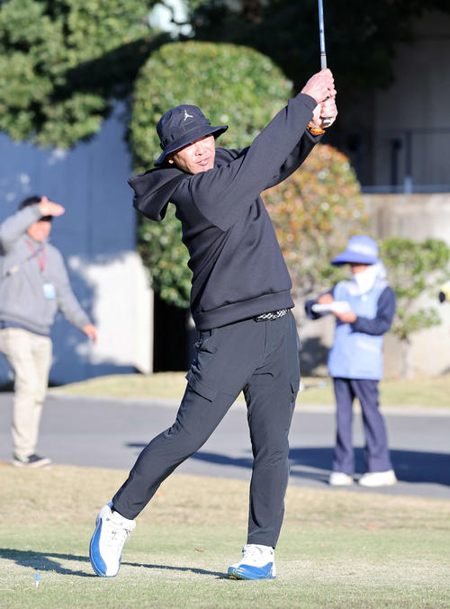 納会ゴルフコンペでティーショットを放つ巨人阿部監督（撮影・鈴木正人）