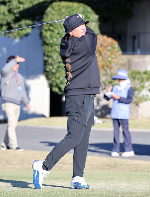 納会ゴルフコンペでティーショットを放つ巨人阿部監督（撮影・鈴木正人）