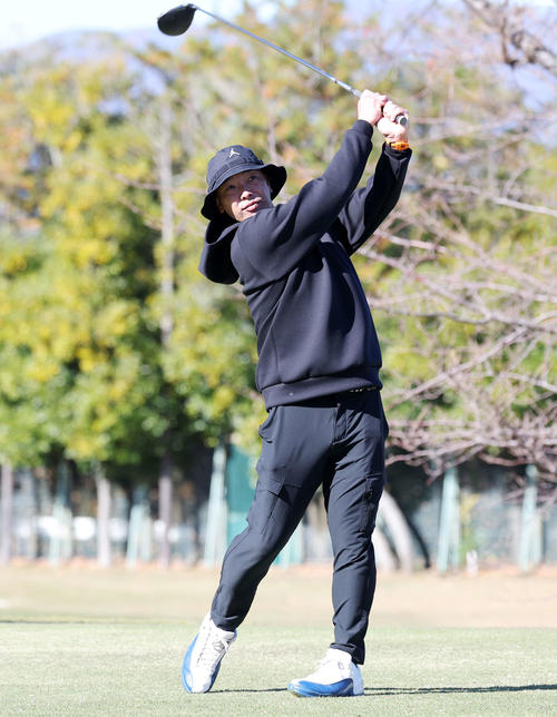 納会ゴルフコンペでティーショットを放つ巨人阿部監督（撮影・鈴木正人）
