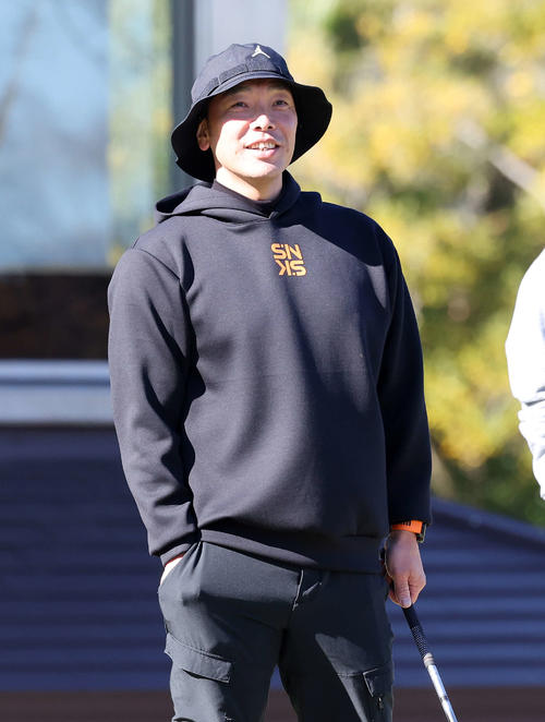 納会ゴルフコンペで笑顔を見せる巨人阿部監督（撮影・鈴木正人）