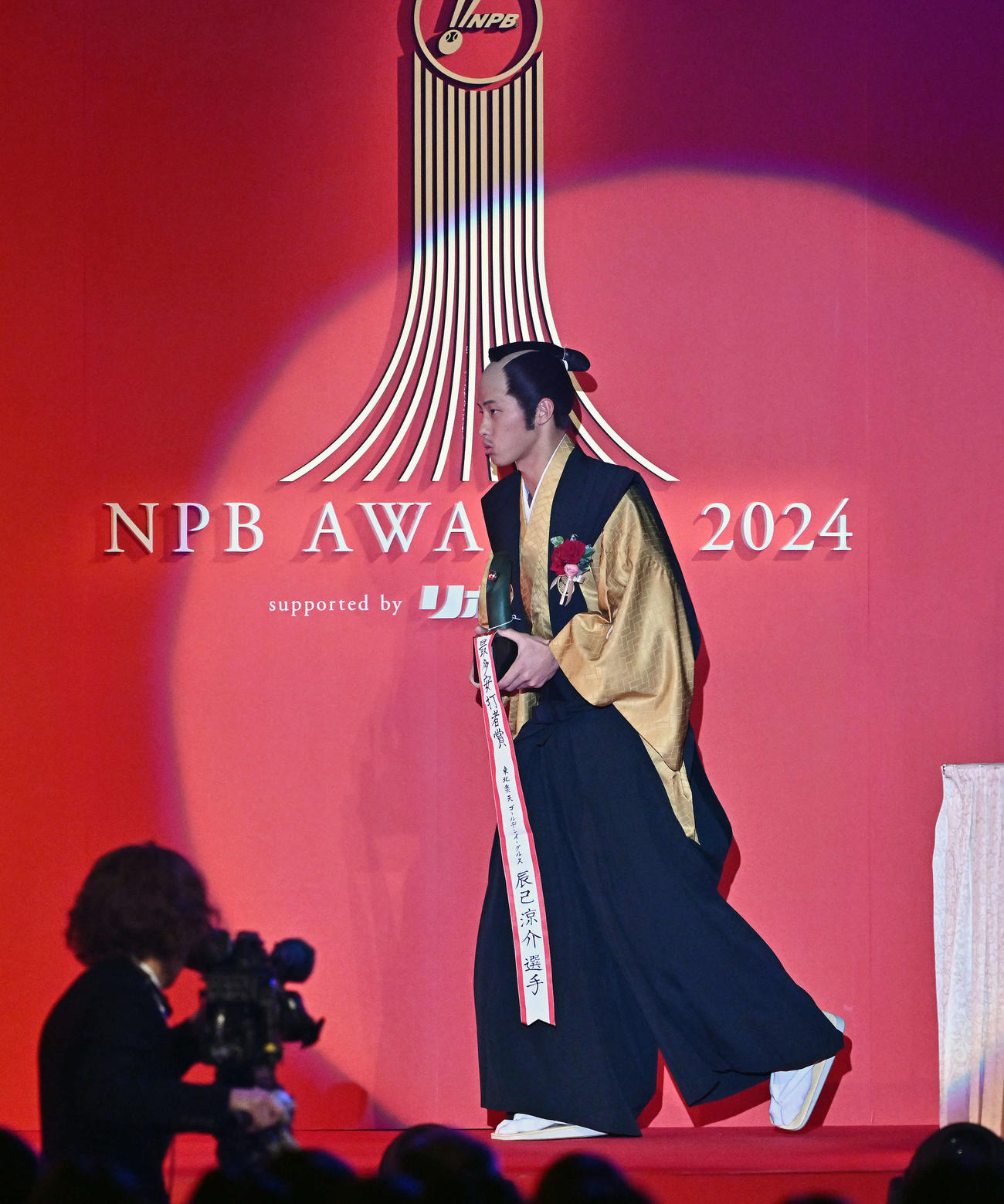 殿様の姿で授賞式に臨む楽天辰己（中央）（2024年11月26日、撮影・滝沢徹郎）