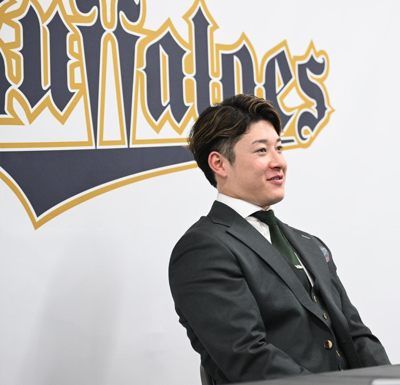 倍増以上で契約更改し笑顔で会見するオリックス吉田（撮影・和賀正仁）
