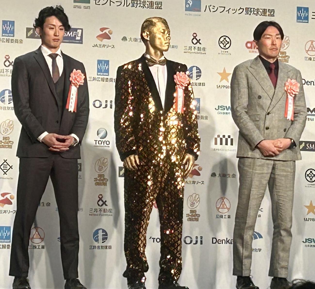 全身金色で登場した楽天辰己（撮影・黒須亮）