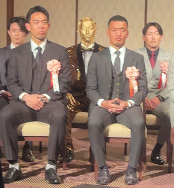 三井ゴールデン・グラブ賞の表彰式に「全身金色コーデ」で登場した楽天辰己