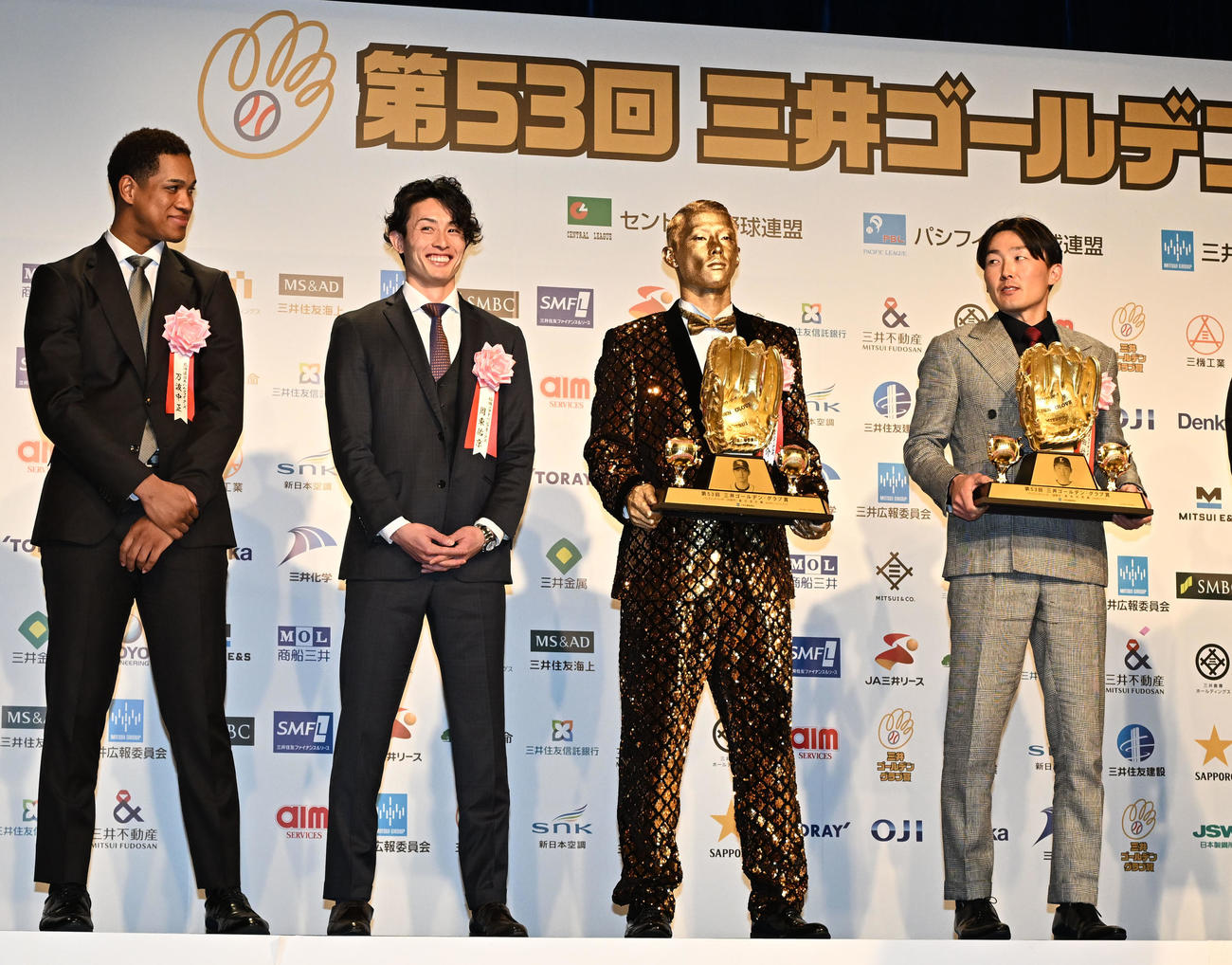 ゴールデングラブ賞の受賞式に出席した楽天・辰己（右から2人目）（撮影・千葉一成）