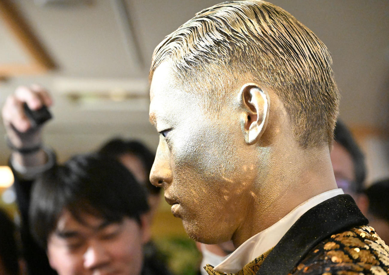 ゴールデングラブ賞の表彰式を終え、取材に応じる楽天・辰己（撮影・千葉一成）