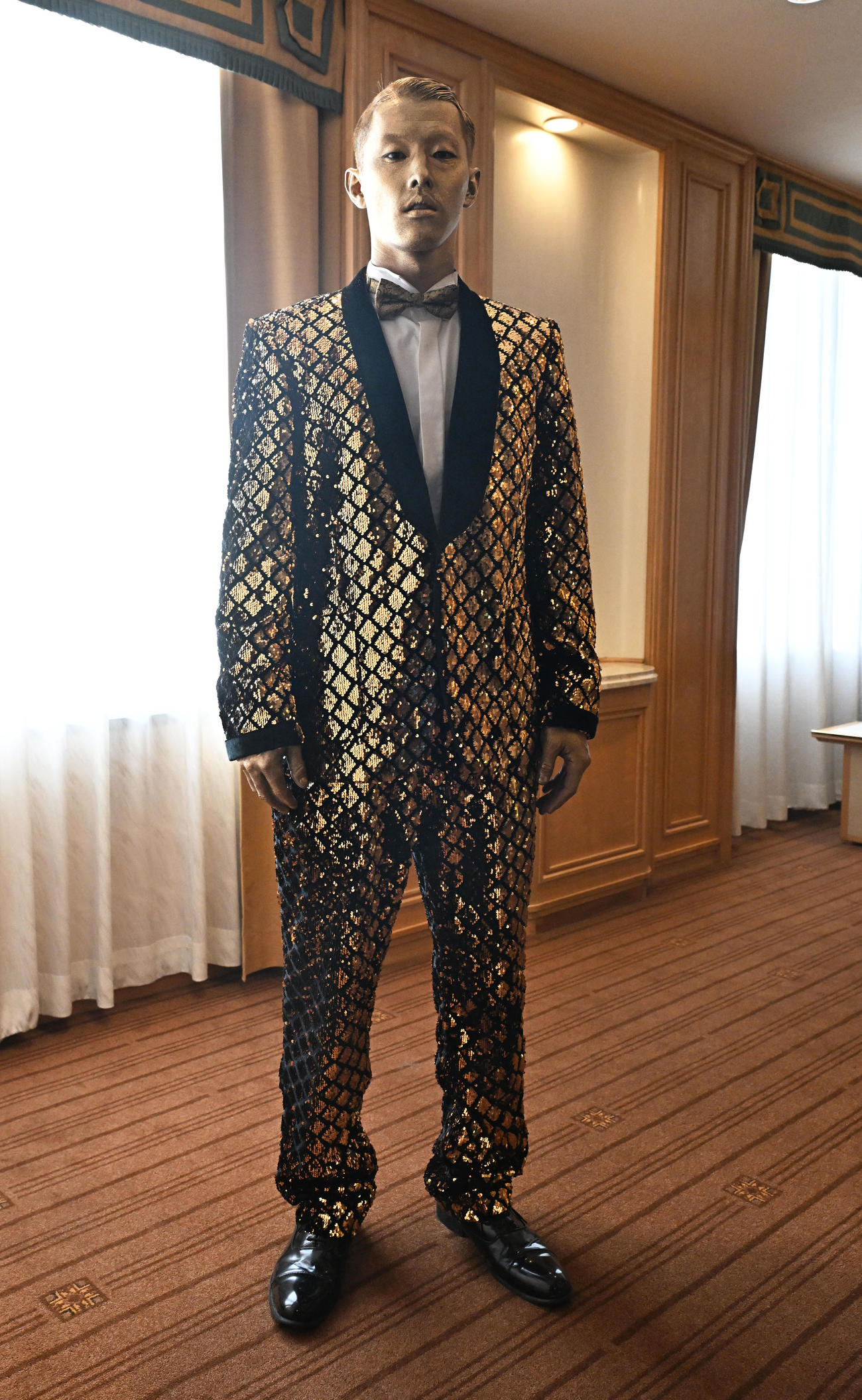 全身金ピカの奇抜なスタイルでゴールデングラブ賞の表彰式に出席した楽天・辰己（撮影・千葉一成）