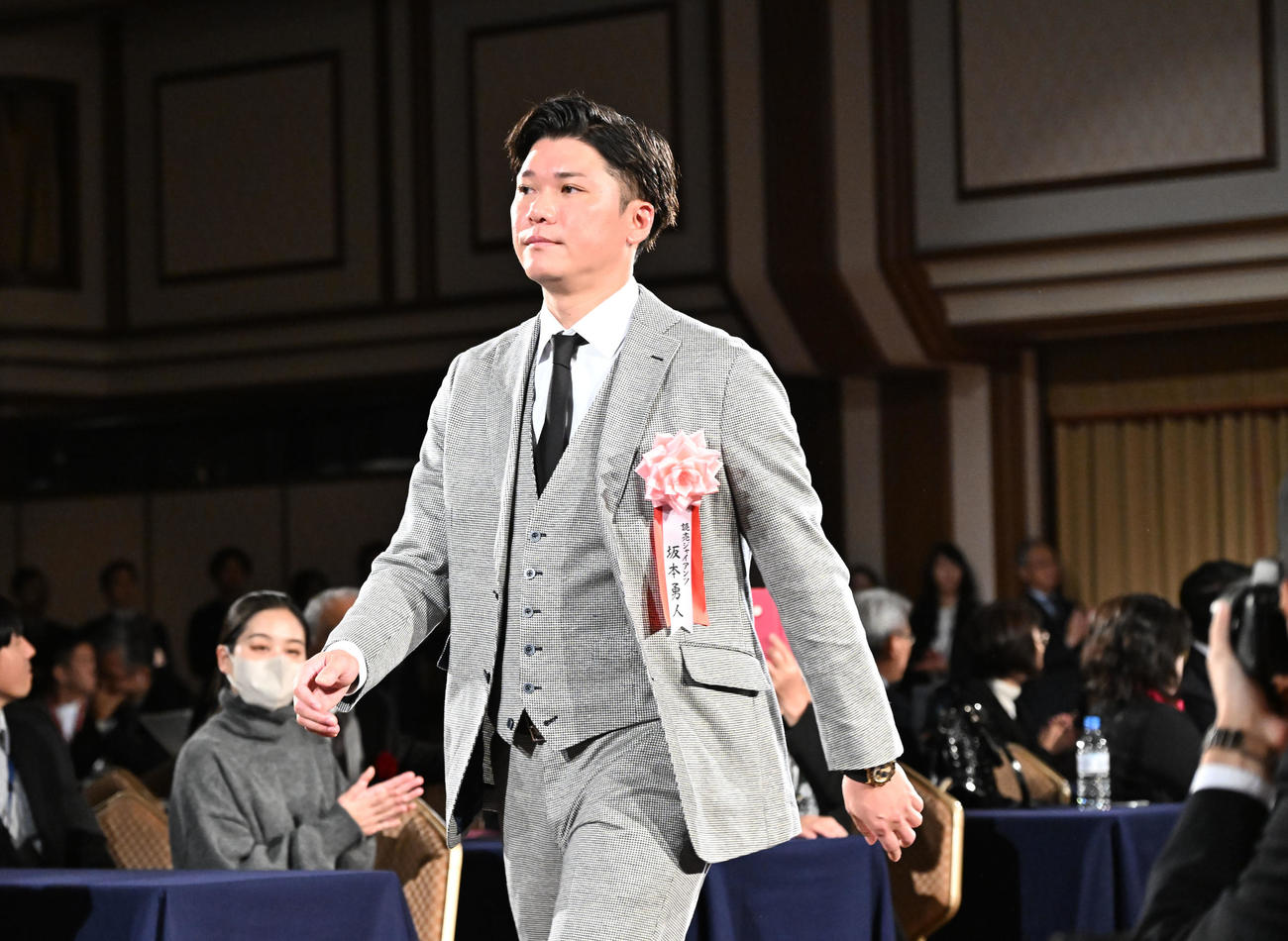 ゴールデン・グラブ賞の表彰式に臨む巨人坂本（撮影・千葉一成）