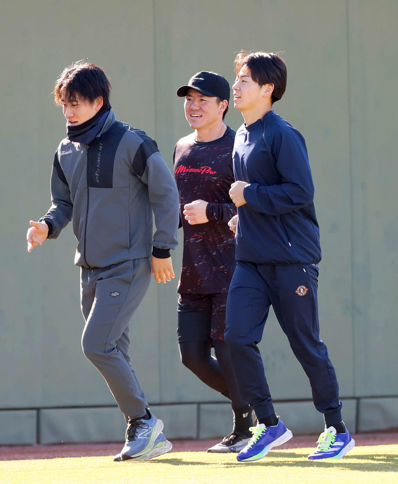 鳴尾浜でジョギングする、右から阪神下村、長坂、富田（撮影・上山淳一）