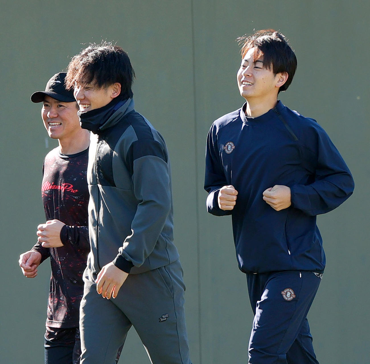 鳴尾浜球場でジョギングする、左から長坂、富田、下村（撮影・上山淳一）