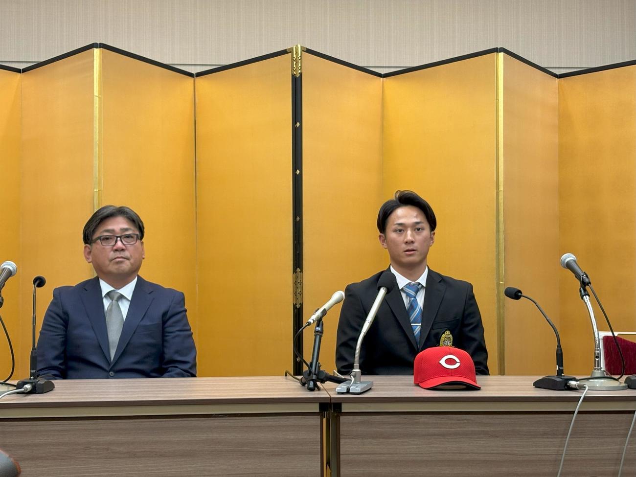 仮契約を終えて会見に臨む広島ドラフト1位の青学大・佐々木泰内野手（写真右）左は高山健一担当スカウト（撮影・前原淳）＝2024年11月28日、都内ホテル