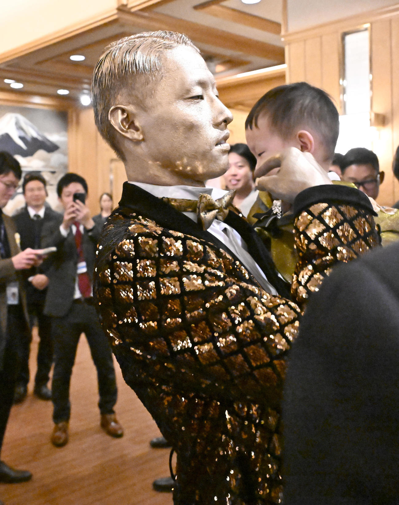 ゴールデン・グラブ賞の表彰式を終え、長男を抱く楽天辰己（撮影・千葉一成）