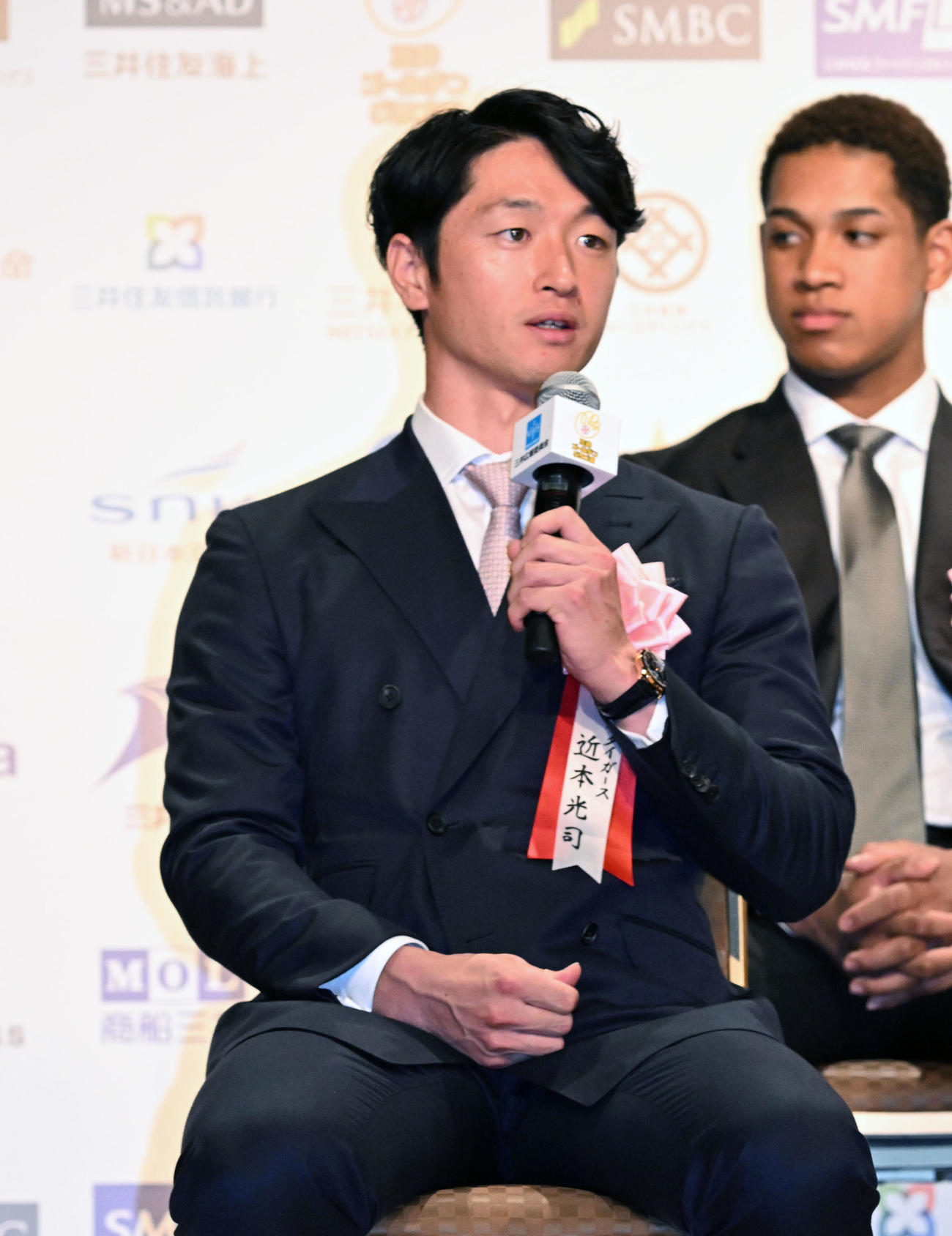 ゴールデン・グラブ賞の表彰式で質問に答える阪神近本（撮影・千葉一成）