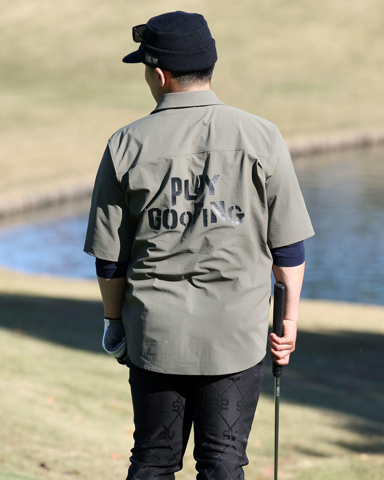 納会ゴルフコンペで阿部監督からもらったシャツを着てプレーする巨人浅野（撮影・鈴木正人）