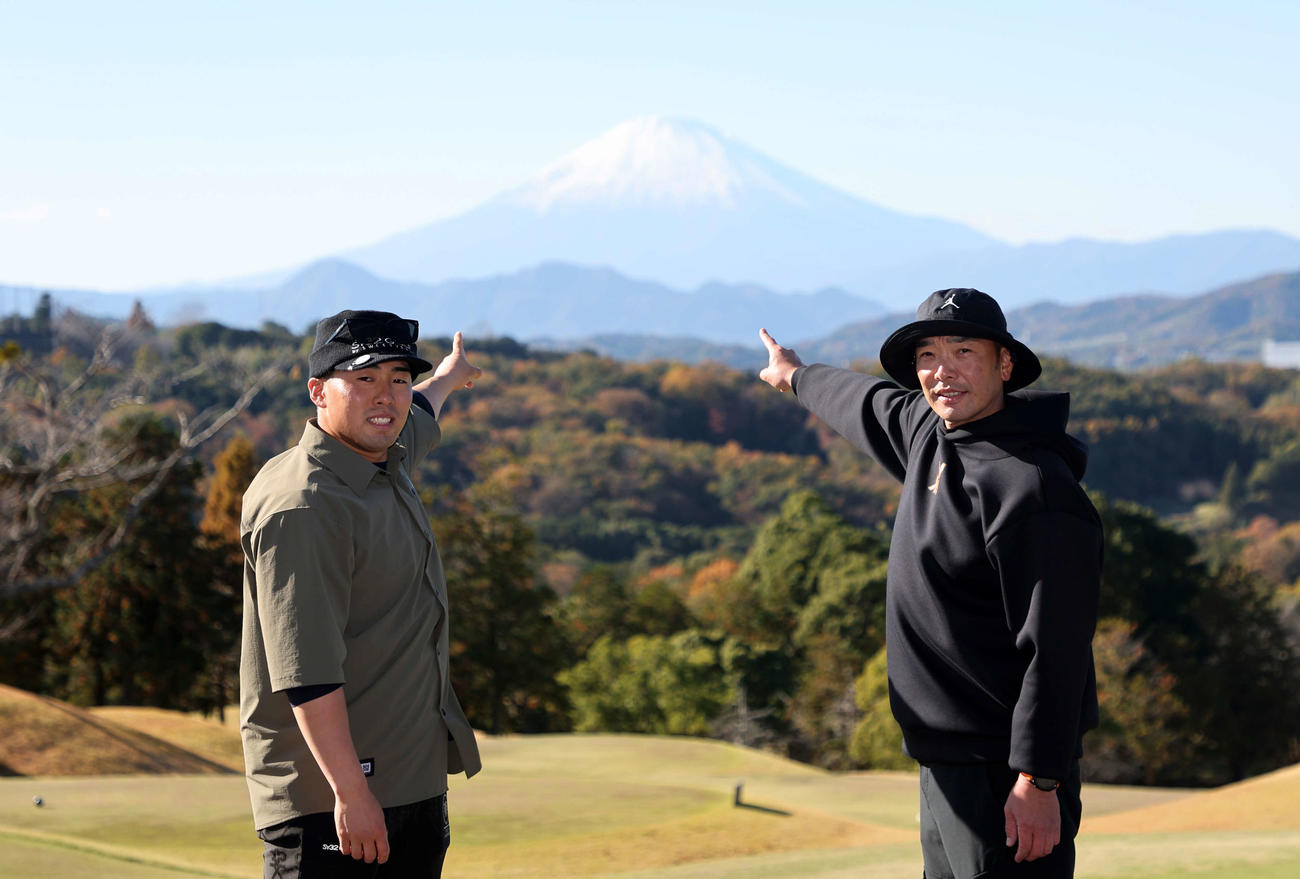 富士山を指さす巨人浅野（左）と阿部監督（撮影・鈴木正人）