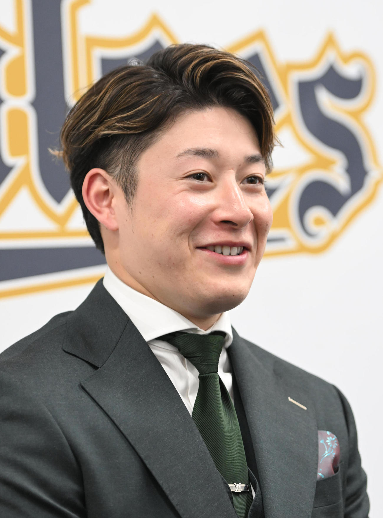 倍増以上で契約更改し笑顔で会見するオリックス吉田（撮影・和賀正仁）