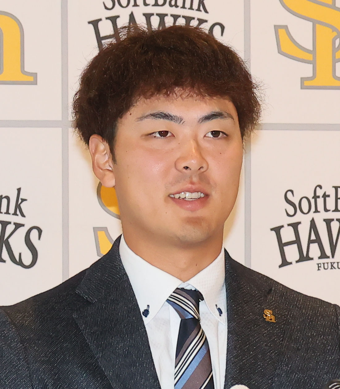 契約更改を終え会見をおこなう石塚（撮影・鬼束羽瑠菜）