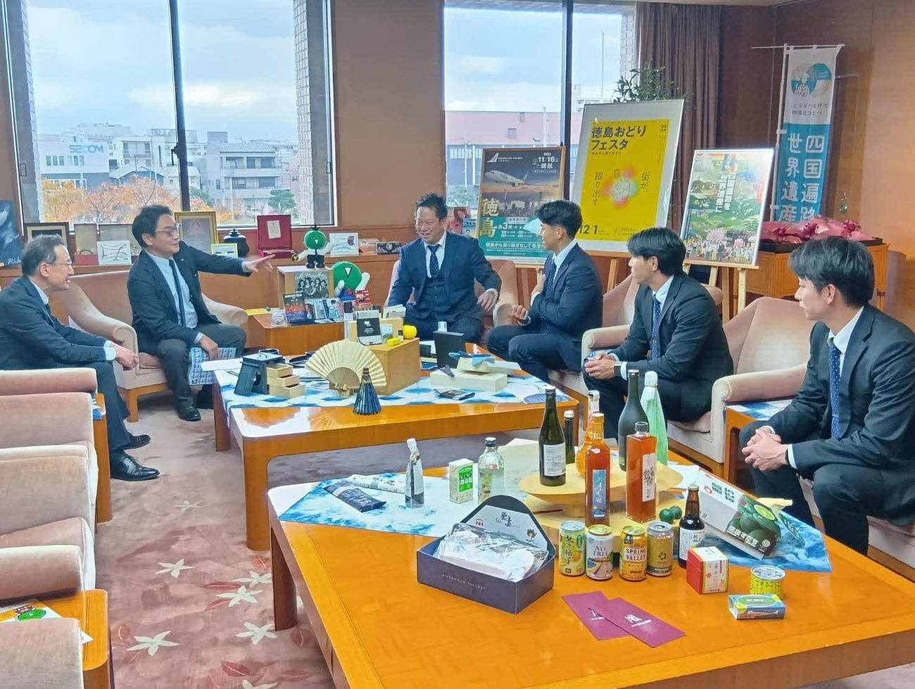 四国IL・徳島の阪神育成1位工藤（右から2人目）らが徳島県庁で県知事を表敬訪問（徳島インディゴソックス提供）