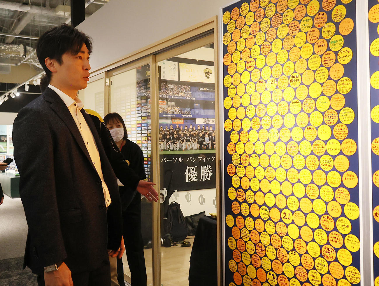 引退特別展示「ありがとう和田毅投手展」でファンからのメッセージを読む和田（撮影・鬼束羽瑠菜）
