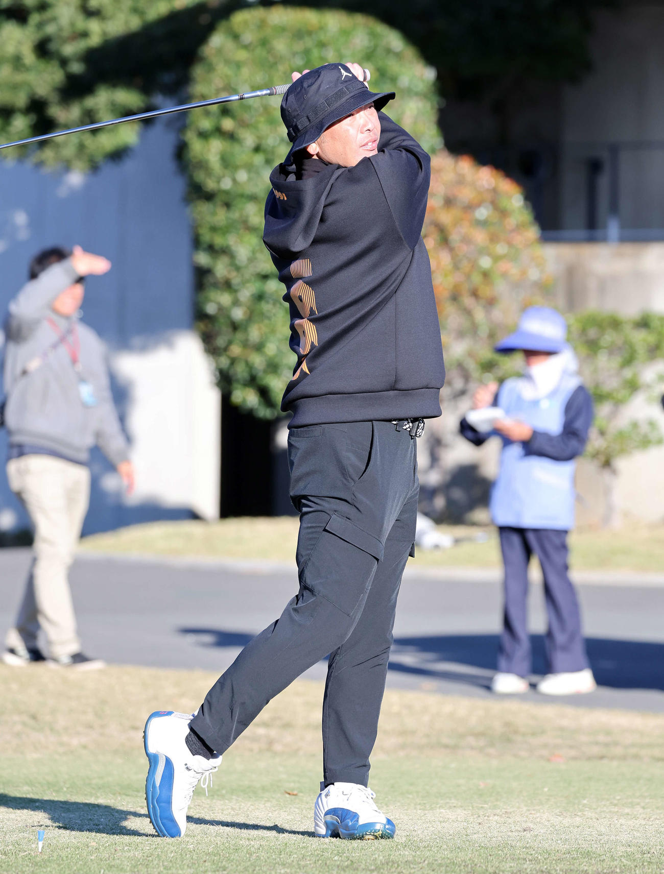納会ゴルフコンペでティーショットを放つ巨人阿部監督（撮影・鈴木正人）