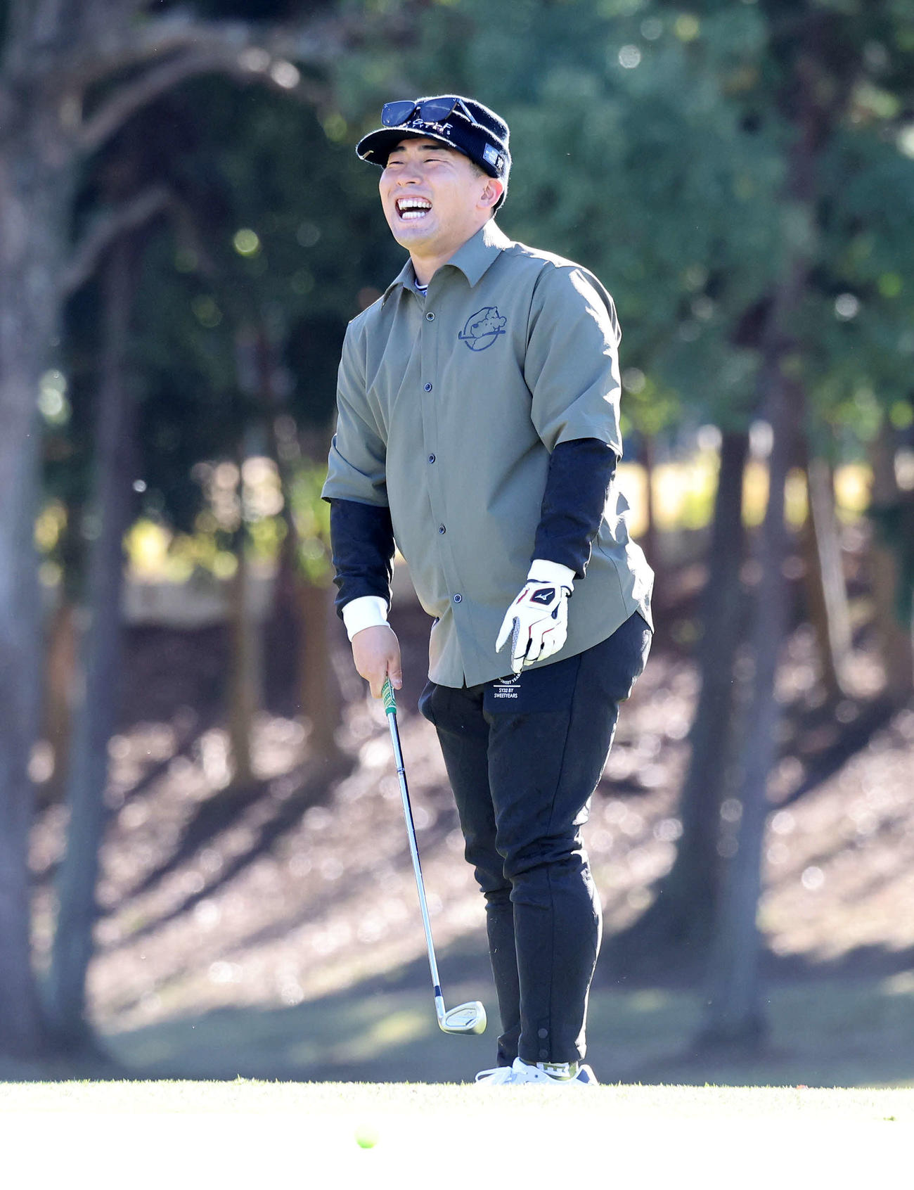 納会ゴルフコンペでショットを外し笑顔を見せる巨人浅野（撮影・鈴木正人）