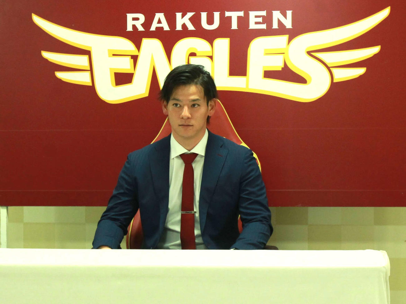 契約更改後、会見に臨む楽天伊藤裕季也（撮影・高橋香奈）