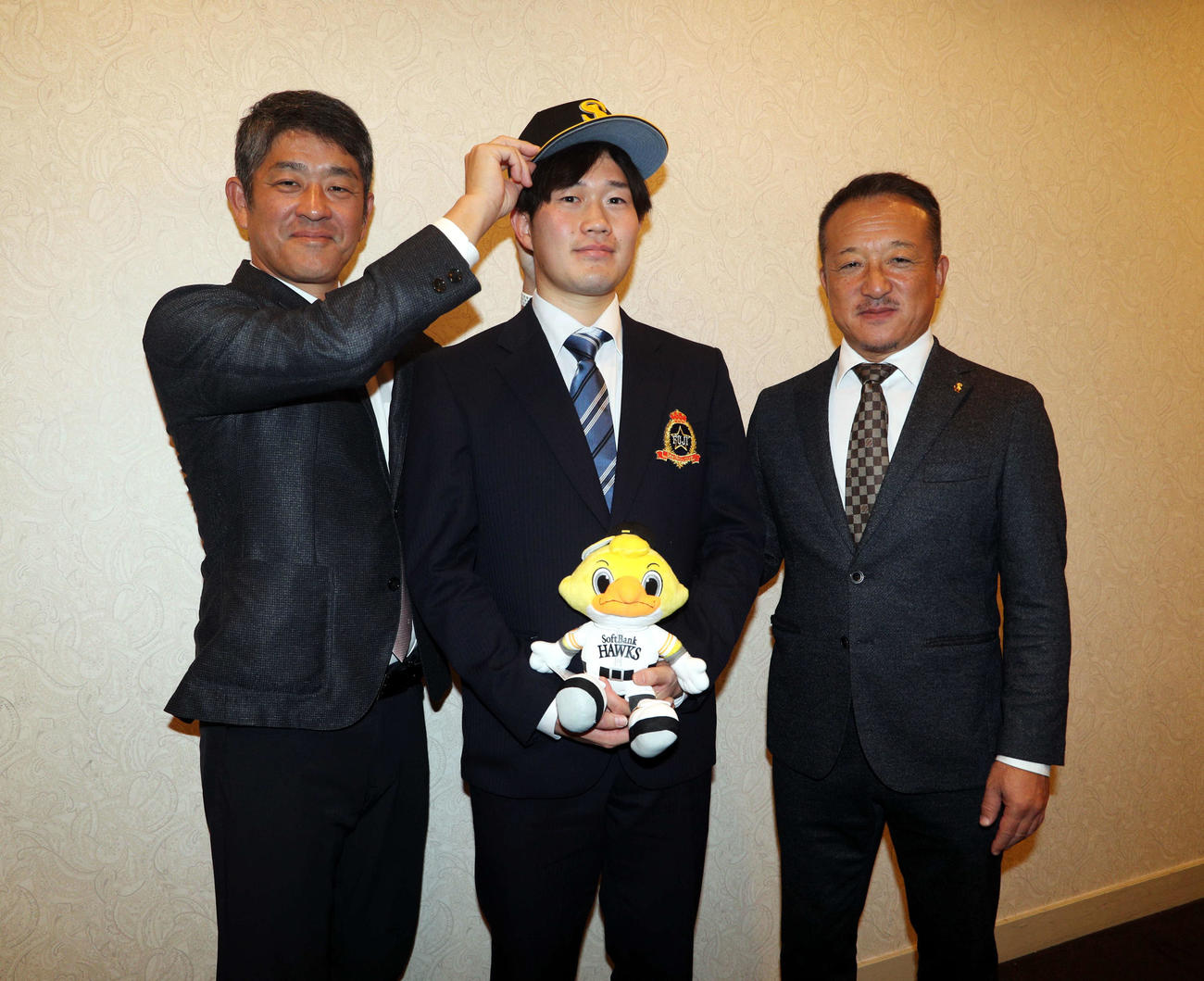 仮契約を終えた左からソフトバンク福山スカウトチーフ、富士大・安徳、ソフトバンク作山スカウトチーフ補佐（撮影・木村有優）