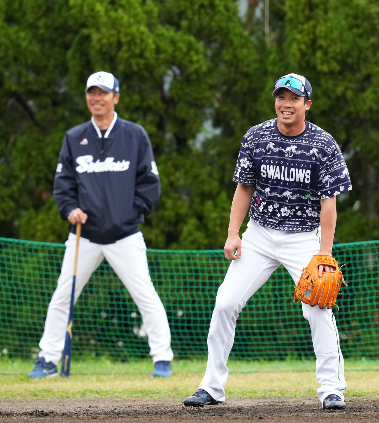 ヤクルト山田哲人（右）高津臣吾監督（2024年2月撮影）
