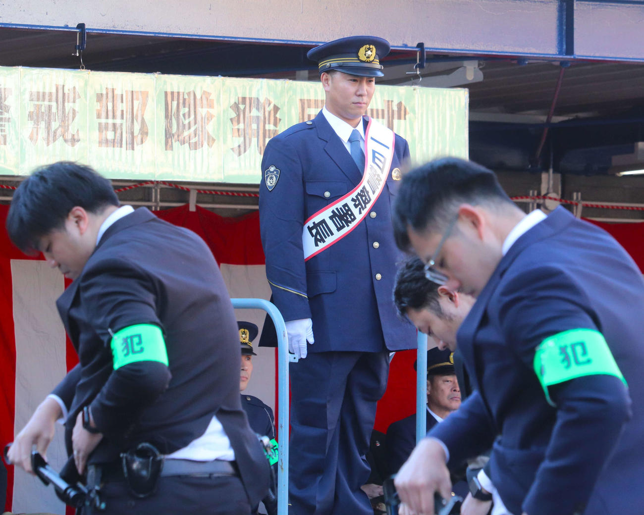 港警察署の一日警察署長として部隊点検を務めた、オリックス古田島（撮影・中島麗）