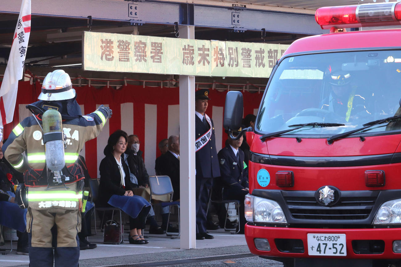 港警察署の一日警察署長を務めた、消防署の放水訓練を見守ったオリックス古田島（撮影・中島麗）
