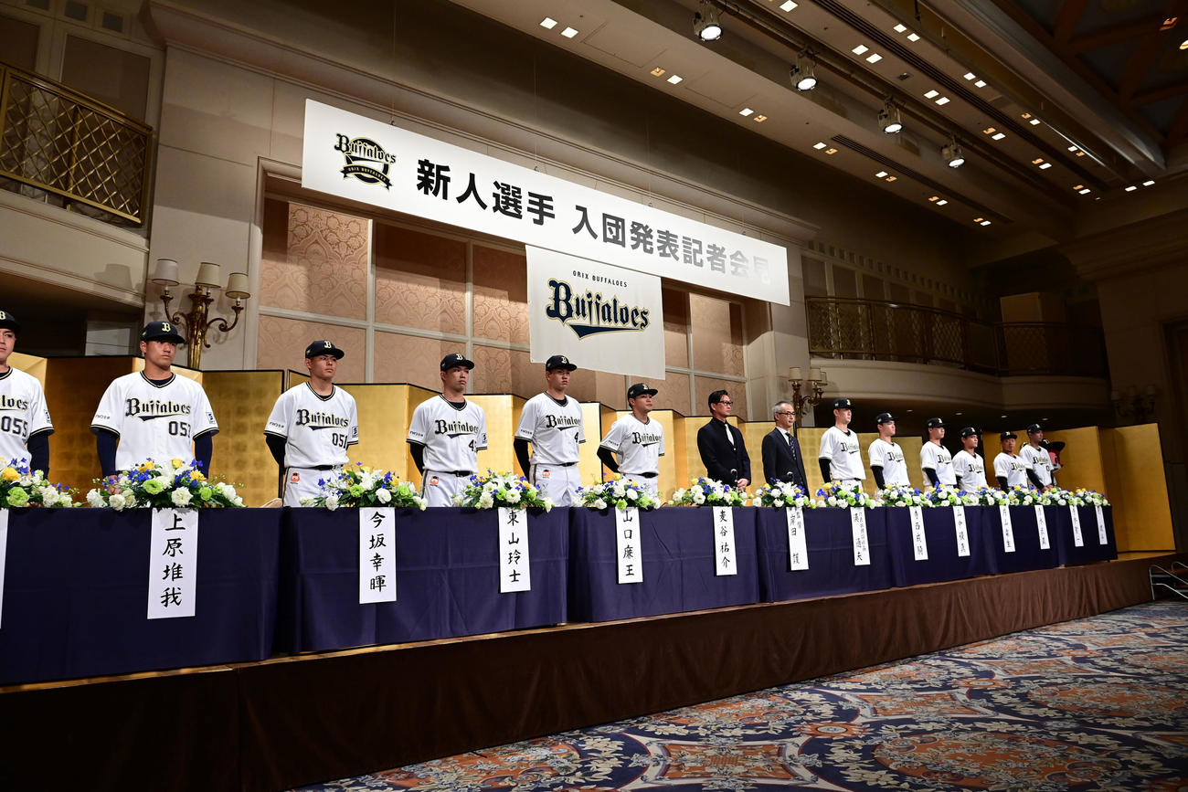 盛大に行われるオリックス新人選手の入団発表記者会見（撮影・和賀正仁）