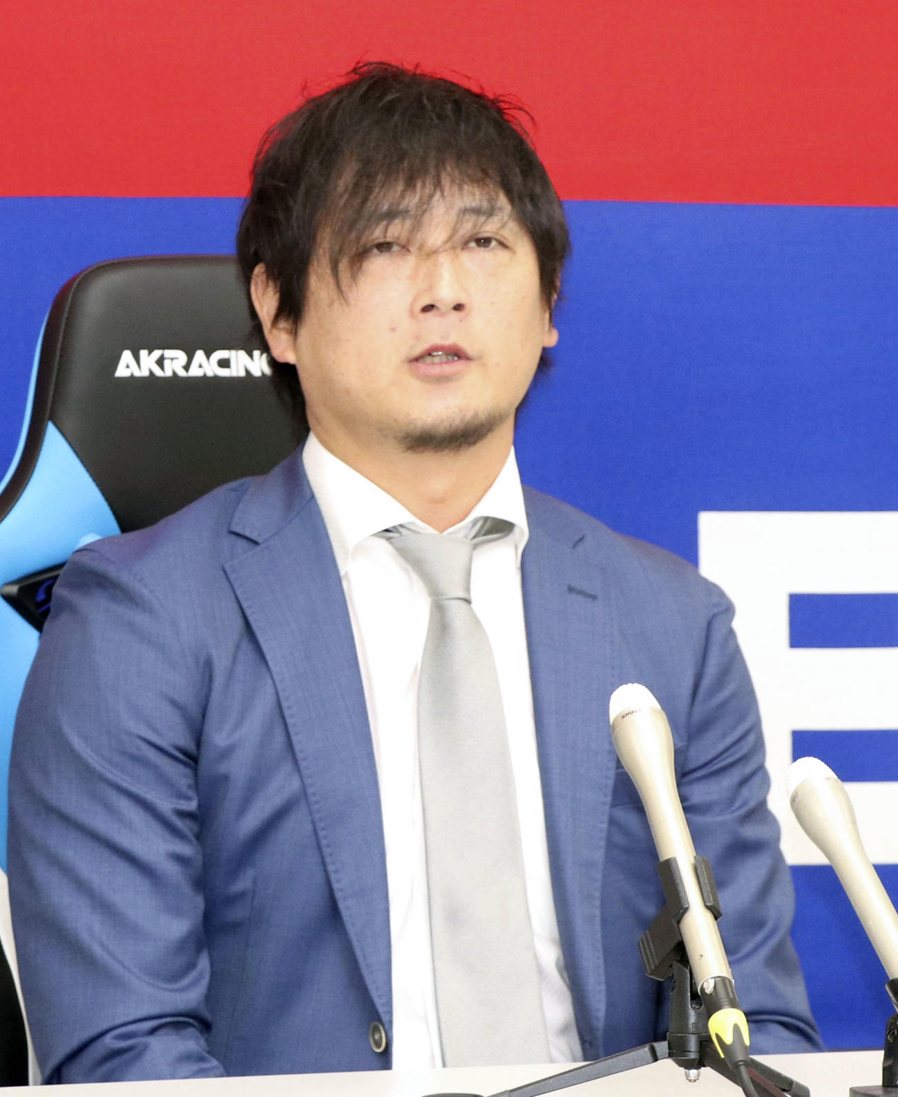 契約を更改し、記者会見する中日涌井（共同）