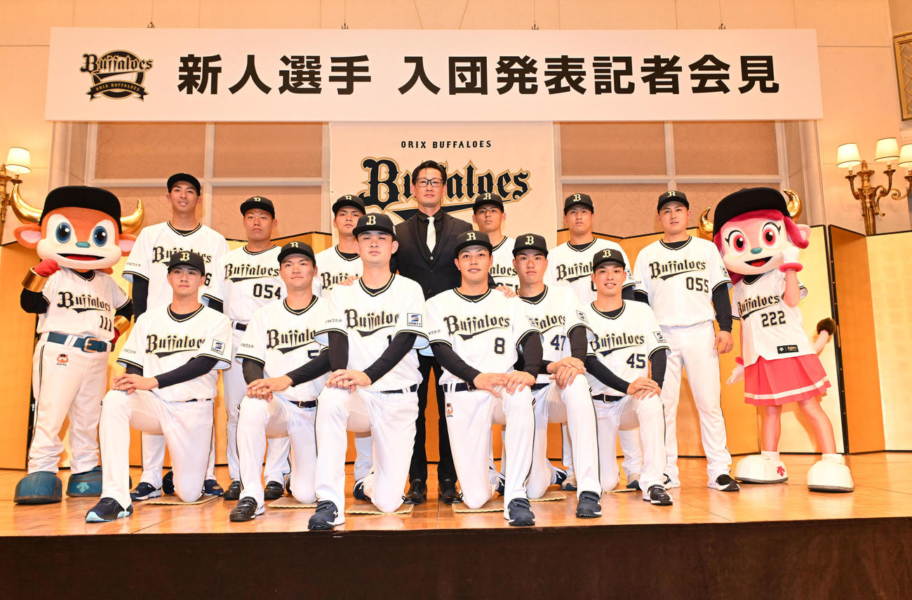 オリックス入団発表後、岸田監督（中央奥）を中心にポーズを取る前列左から6位片山楽生、4位山中稜真、2位寺西成騎、1位麦谷祐介、3位山口廉王、5位東山玲士、後列左から育成6位乾健斗、同4位寺本聖一、同2位清水武蔵、同1位今坂幸暉、同3位上原堆我、同5位田島光祐（撮影・和賀正仁）