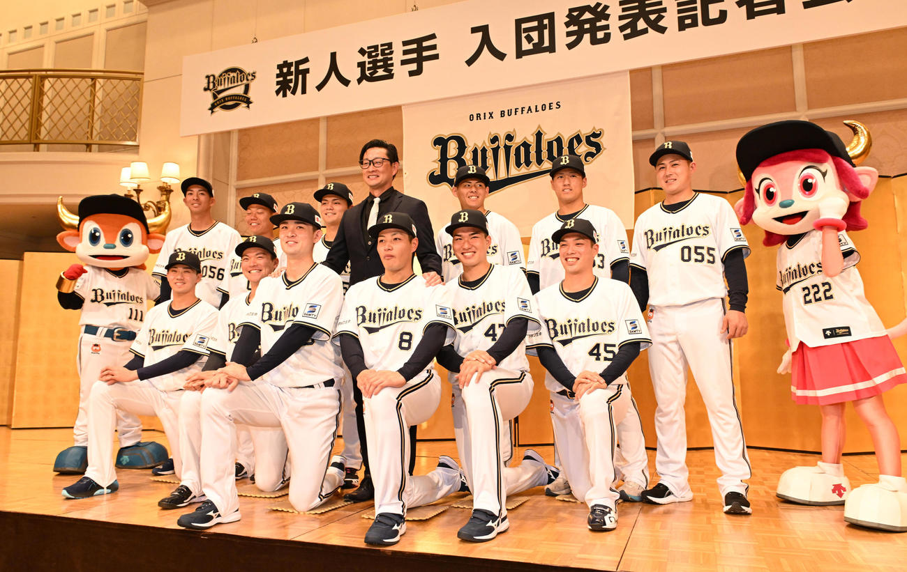 オリックス入団発表後、岸田監督（中央奥）を中心にポーズを取る前列左から6位片山楽生、4位山中稜真、2位寺西成騎、1位麦谷祐介、3位山口廉王、5位東山玲士、後列左から育成6位乾健斗、同4位寺本聖一、同2位清水武蔵、同1位今坂幸暉、同3位上原堆我、同5位田島光祐（撮影・和賀正仁）