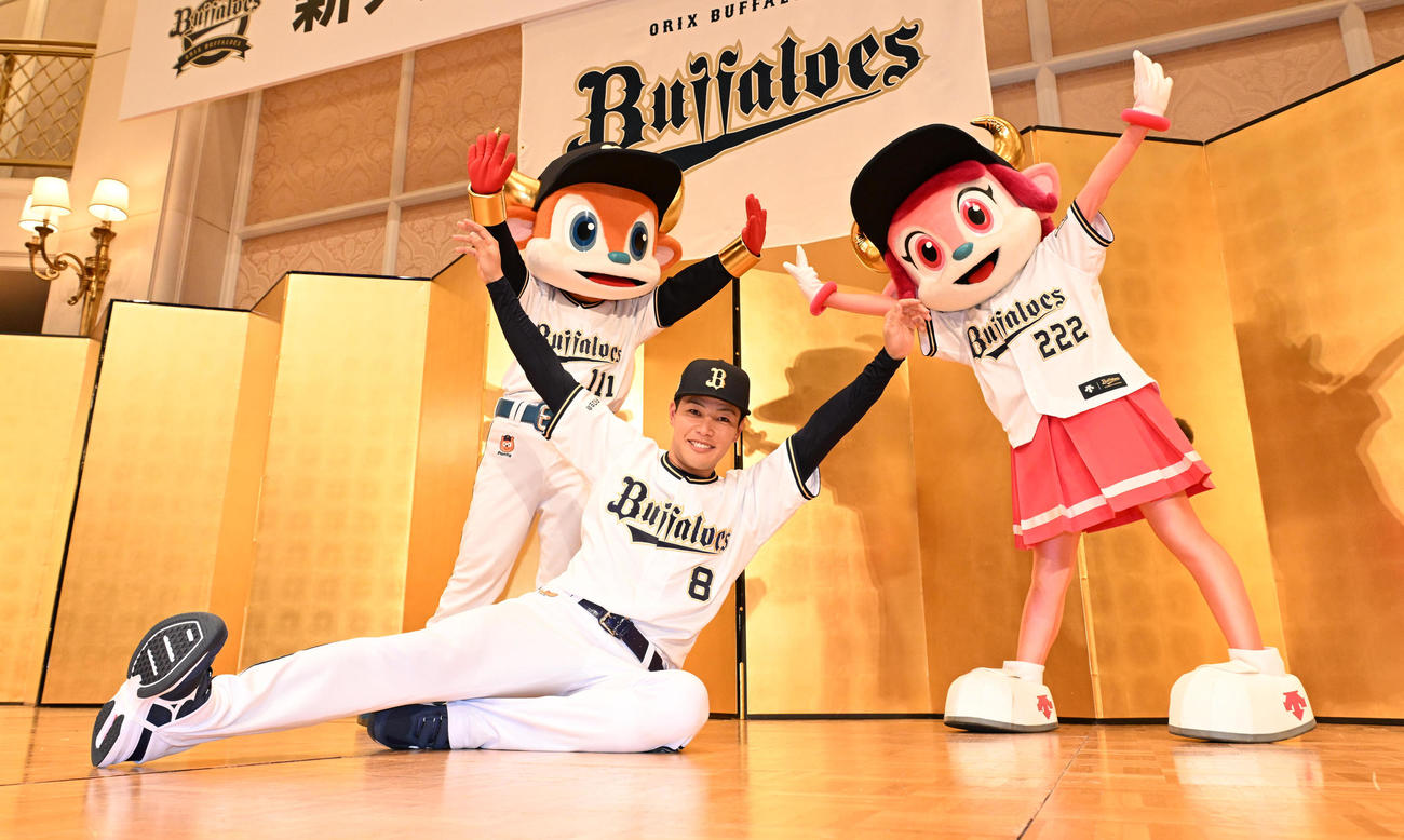 オリックス入団発表後、スライディングのポーズを取る1位麦谷祐介（撮影・和賀正仁）