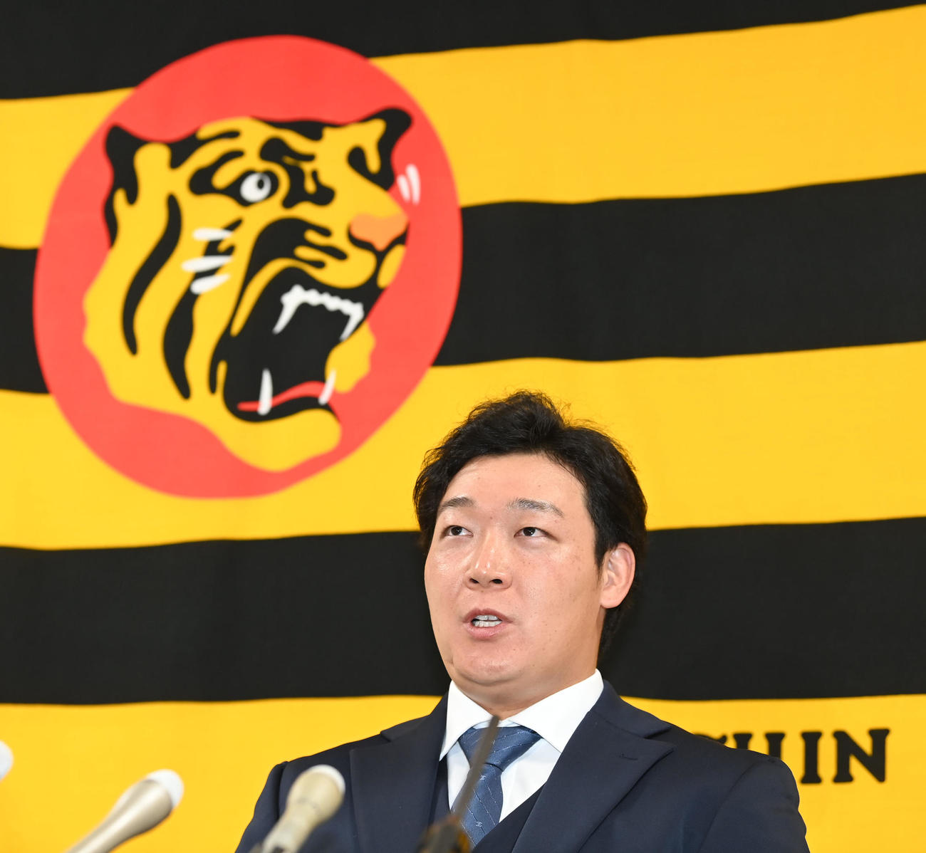 阪神残留会見を行う大山（撮影・前岡正明）
