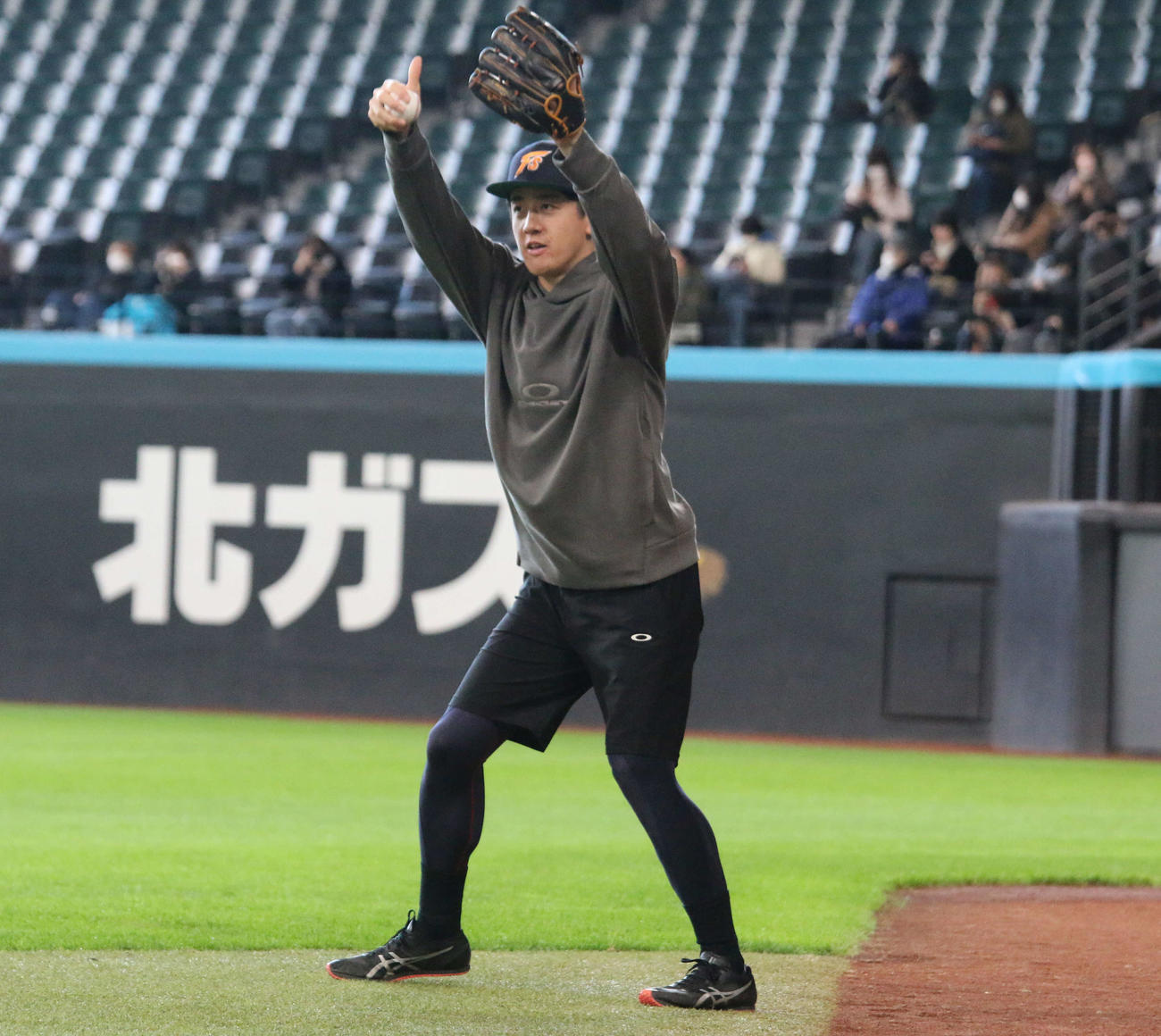 エスコンフィールドで自主トレを行いながら「清宮フレンズ」のダンスの確認？をする日本ハム北山（撮影・木下大輔）