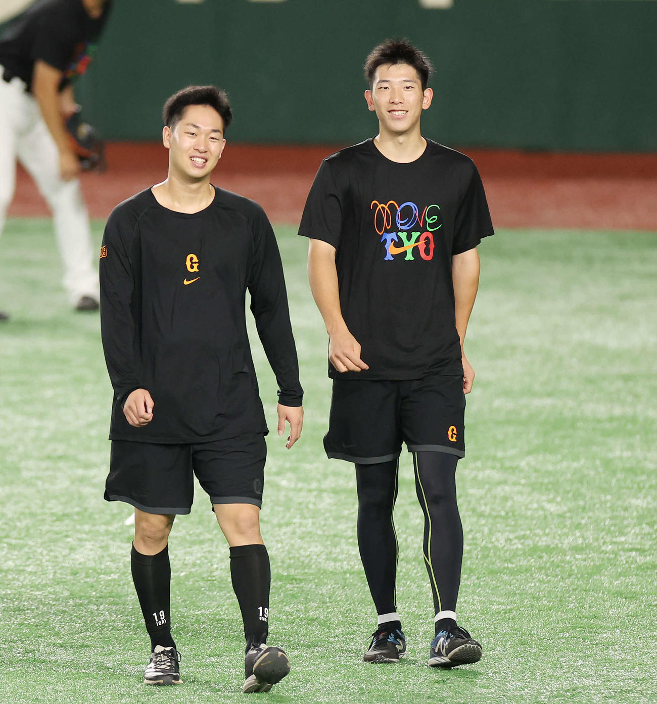 巨人山崎伊織（左）戸郷翔征（2023年9月撮影）