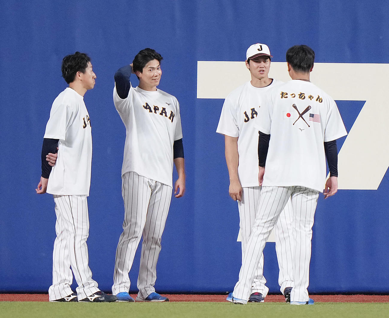 大谷翔平（左から3人目）と談笑する左から大勢、湯浅、1人おいて高橋宏（2023年3月撮影）